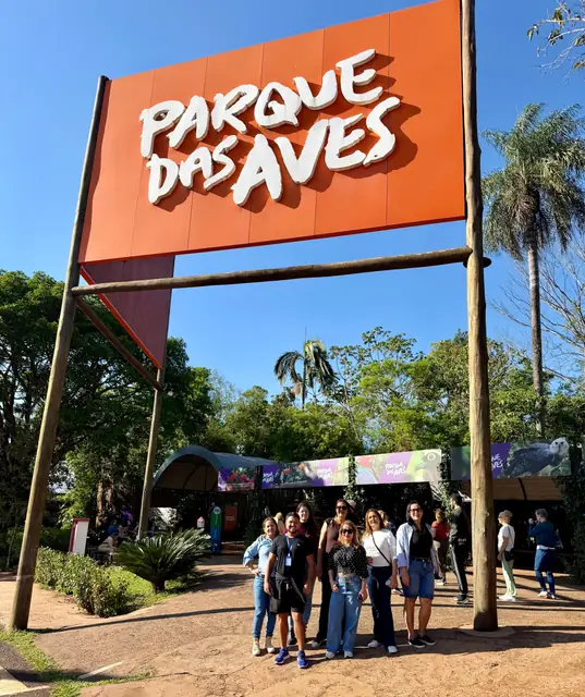 Grupo da Mundy em frente ao Parque das Aves