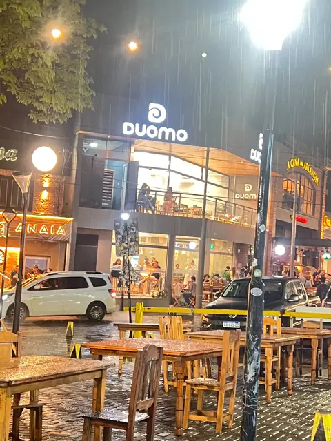 Rua de bares e restaurantes à noite em Puerto Iguazú