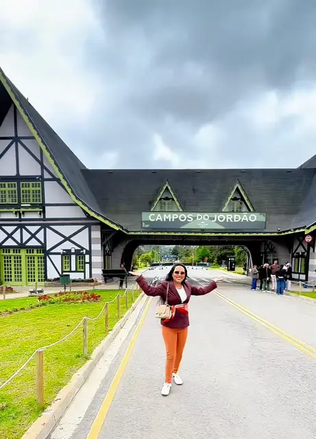 Viajante no portal de Campos do Jordão
