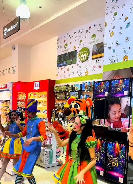 Personagens animando uma loja